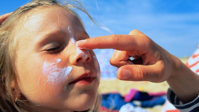 Перед началом сезона дерматологи напоминают, что не стоит использовать просроченный солнцезащитный крем