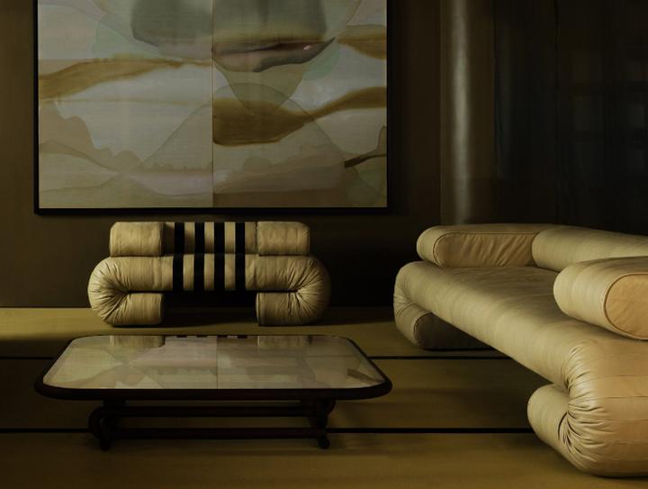 Дизайнеры Адам Каплоу и Марк Грэттан выпустили коллекцию необычной мебели: округлые формы и отражающие поверхности