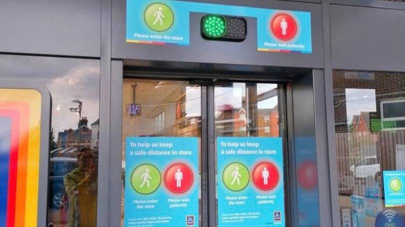 Светофор на входе: супермаркет в Великобритании контролирует количество клиентов в зале для соблюдения социальной дистанции