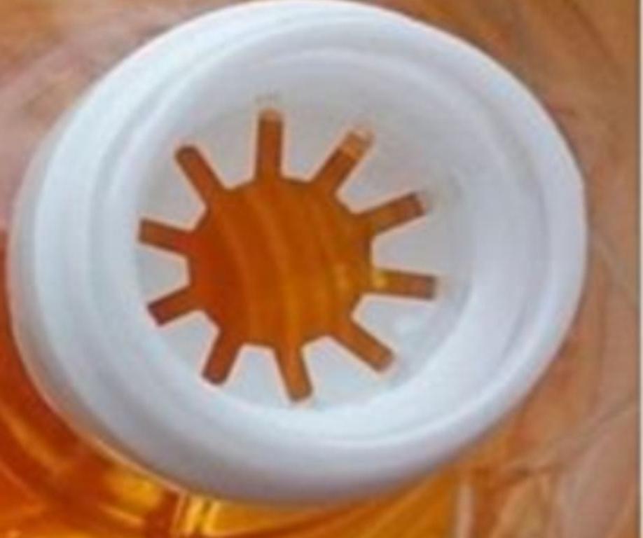 Почему бутылки с подсолнечным маслом имеют отверстие в виде солнца? Оказывается, у него есть важные функции