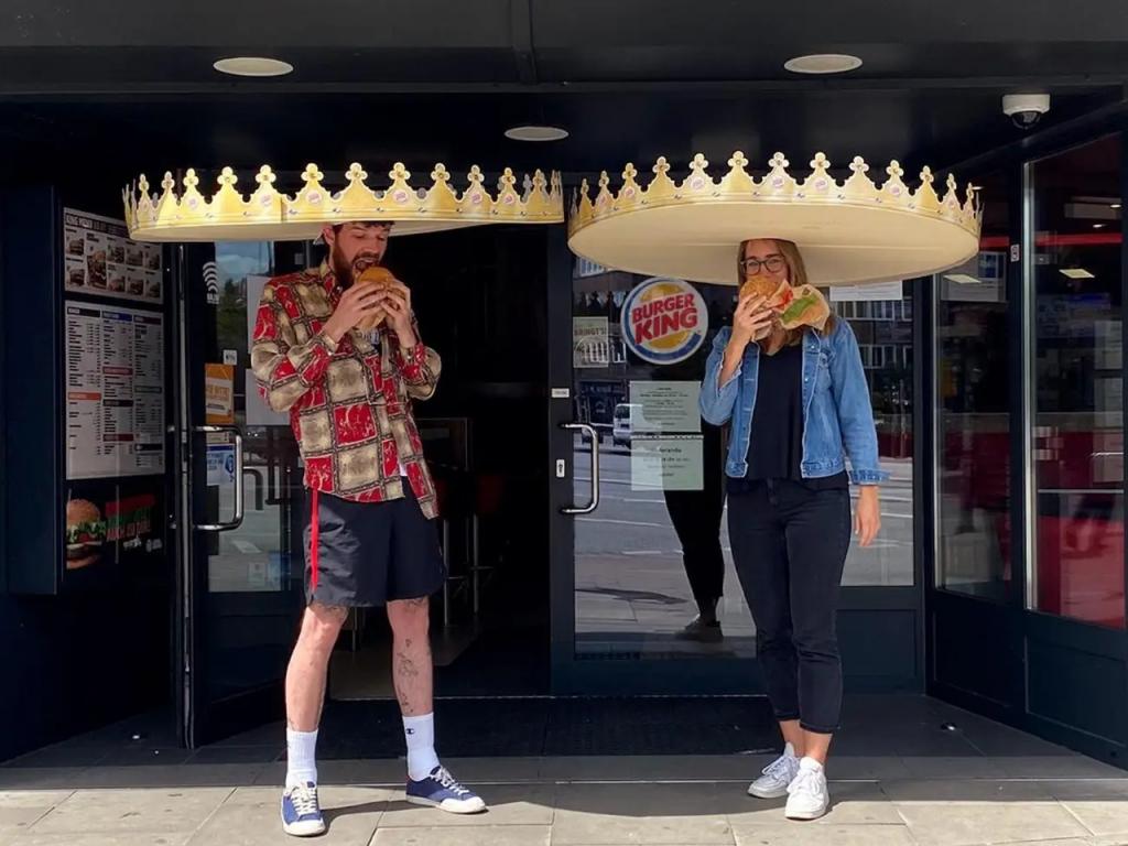 Антивирусная корона: Burger King выдает посетителям необычные головные уборы для соблюдения социальной дистанции (фото)