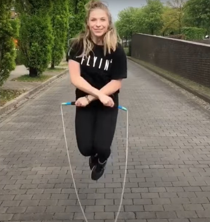 Радость в прыжках: женщина показывает невероятные трюки со скакалкой (видео)