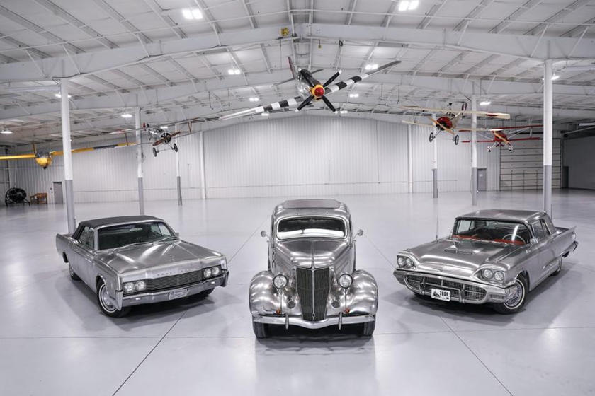 Уникальные  вечные  автомобили Ford будут выставлены на аукцион: они сделаны из нержавеющей стали и выпущены 60 лет назад