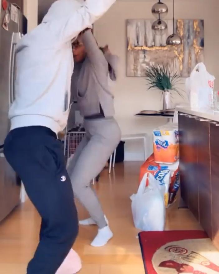 Некогда скучать: мама и сын превратили уборку дома в веселую танцевальную вечеринку (видео)