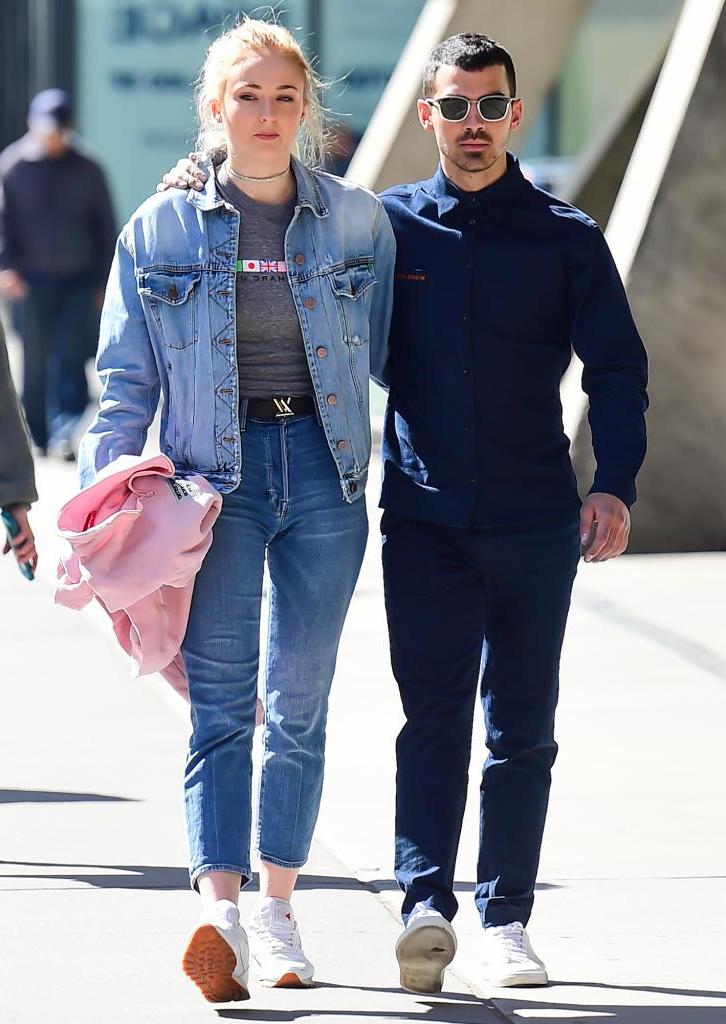Софи Тернер и Джо Джонас вышли на прогулку: актриса, кажется, подтвердила свою беременность