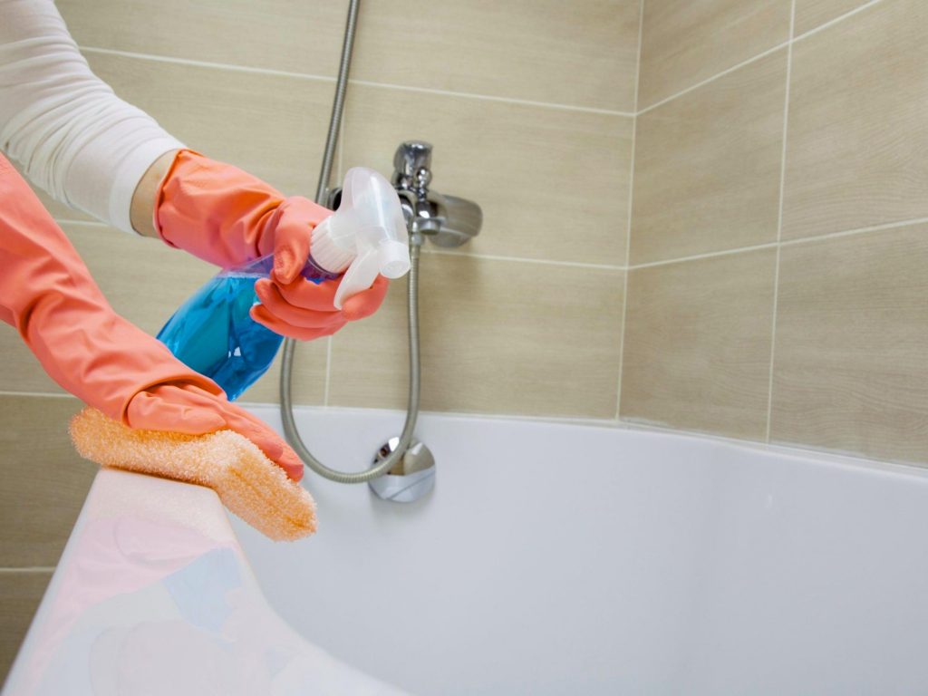 Знакомый сантехник запретил смывать зубную пасту: но не только она вредит трубам в ванной