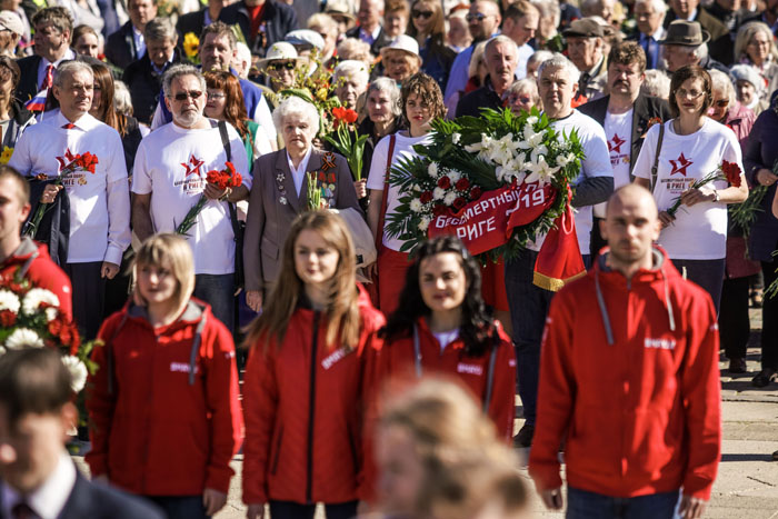 Без громкой музыки и шашлыков: жители бывшей Советской Латвии рассказали, как они будут встречать День Победы