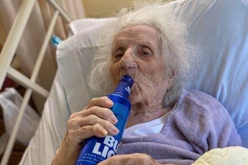 103 летняя американка победила коронавирус: первое, что она сделала после выздоровления — выпила за здоровье