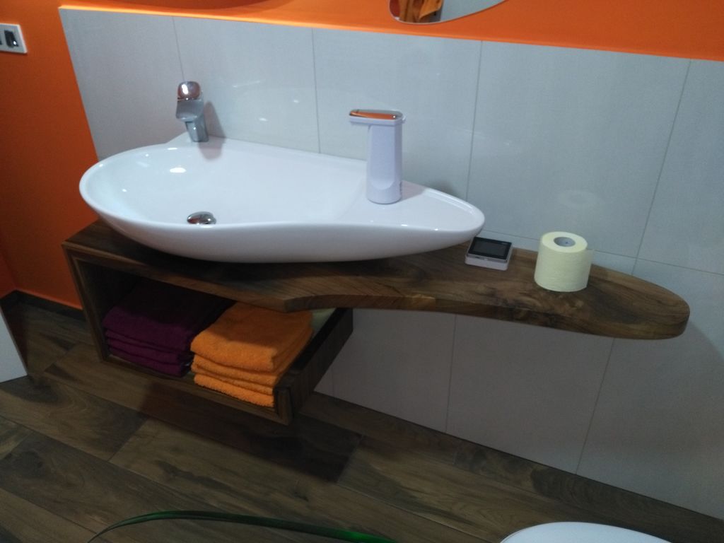 Муж сделал из дерева оригинальную тумбу для раковины в ванной: она получилась необычной и стильной