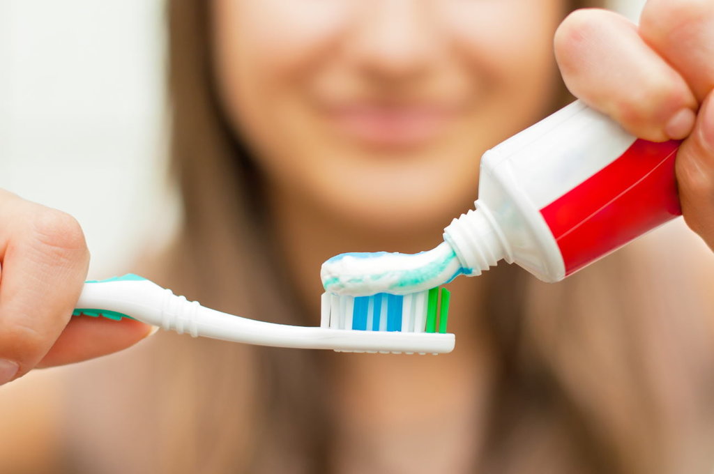 Знакомый сантехник запретил смывать зубную пасту: но не только она вредит трубам в ванной
