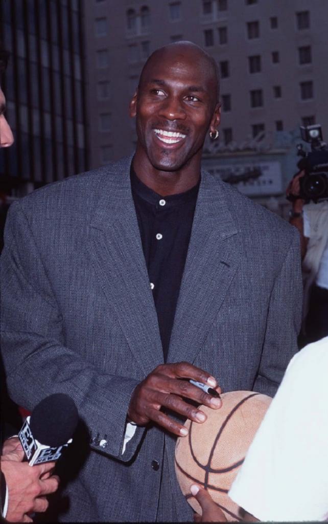 Ветровки, береты, кеды и вязаный свитер с принтом: как одевался знаменитый баскетболист Майкл Джордан в 90 х