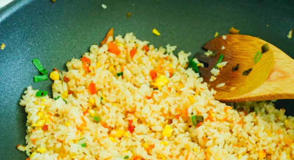 10 лучших способов готовки риса, когда у вас есть время на карантине, чтобы поэкспериментировать: добавление трав