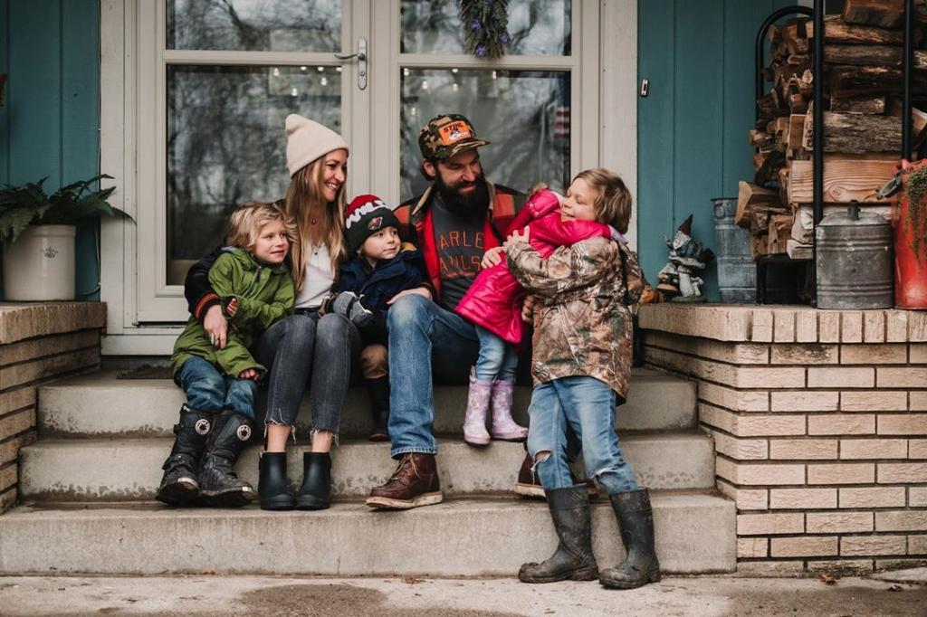 Сегодня модно снимать семьи на крыльце их домов: истории 3 фотографов, которые сделали из этого целые проекты