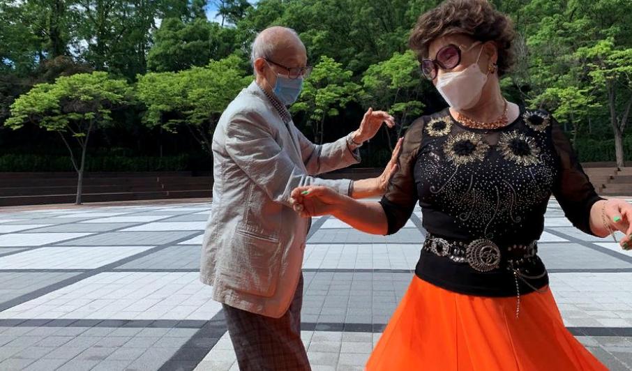 Новости мира в картинках: южнокорейцы танцуют в парке, африканцы стоят в очереди за масками