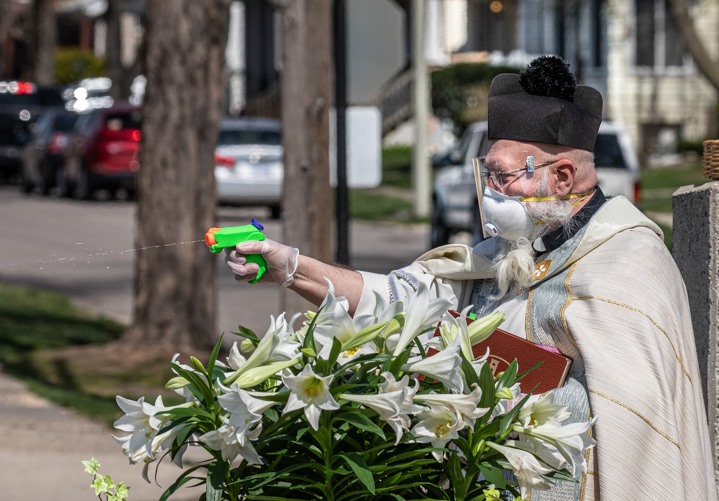 Детройт: священник использует детский пистолет со святой водой, чтобы дистанционно благословить прихожан