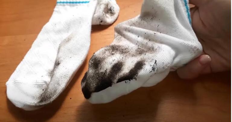 Женщина показала, как отбелить даже очень грязные белые носки