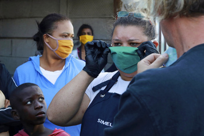 Феномен пандемии: две непримиримые банды объединились для доставки продуктов в бедные кварталы Кейптауна