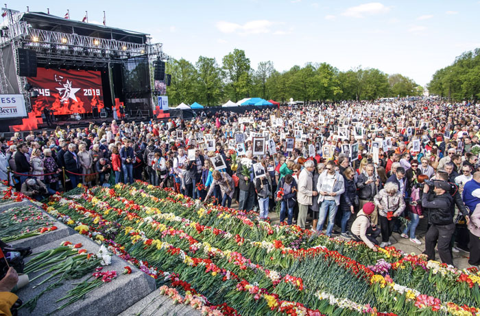 Без громкой музыки и шашлыков: жители бывшей Советской Латвии рассказали, как они будут встречать День Победы