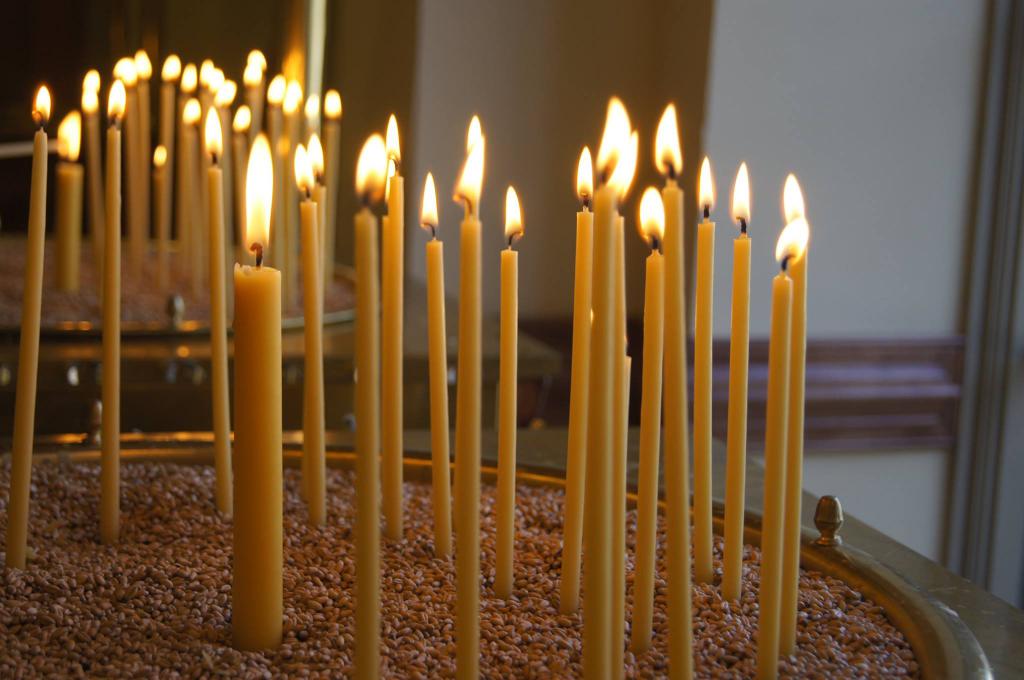 Ставим дома свечи возле икон. Однако до конца они не догорают. Священники объясняют, что с ними можно сделать