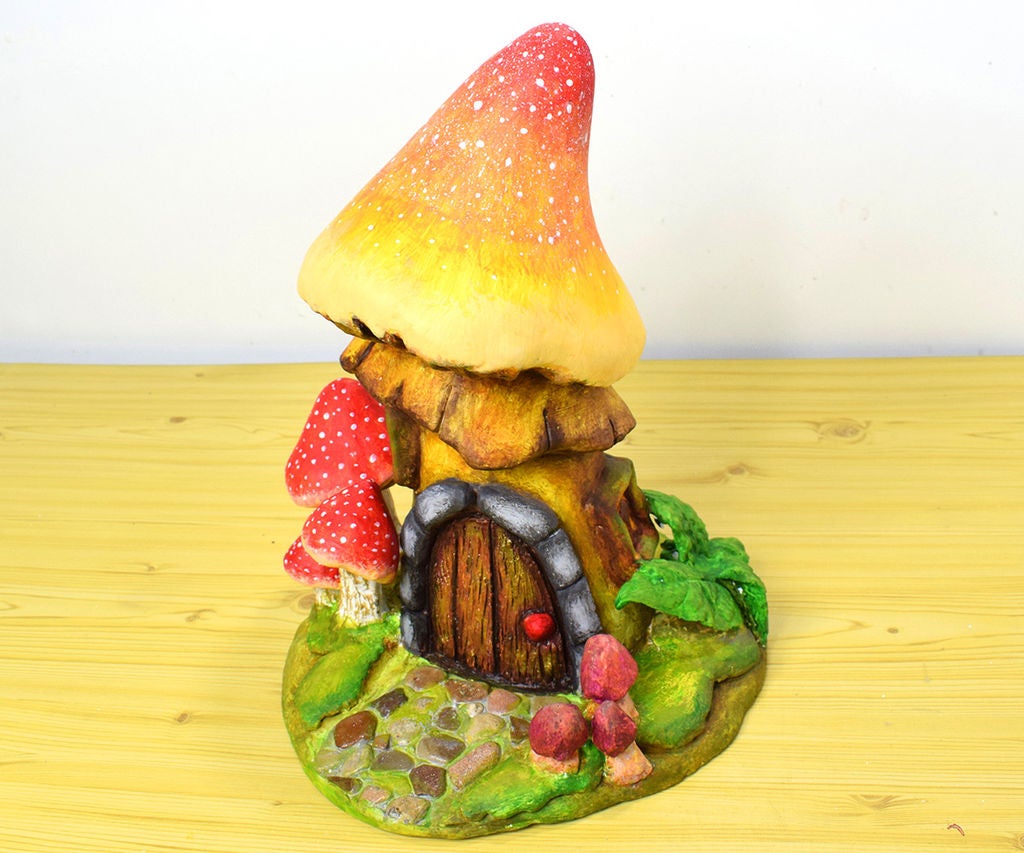 Сделала сказочный домик из цемента в виде гриба: получилось очень красиво и дети любят разглядывать его