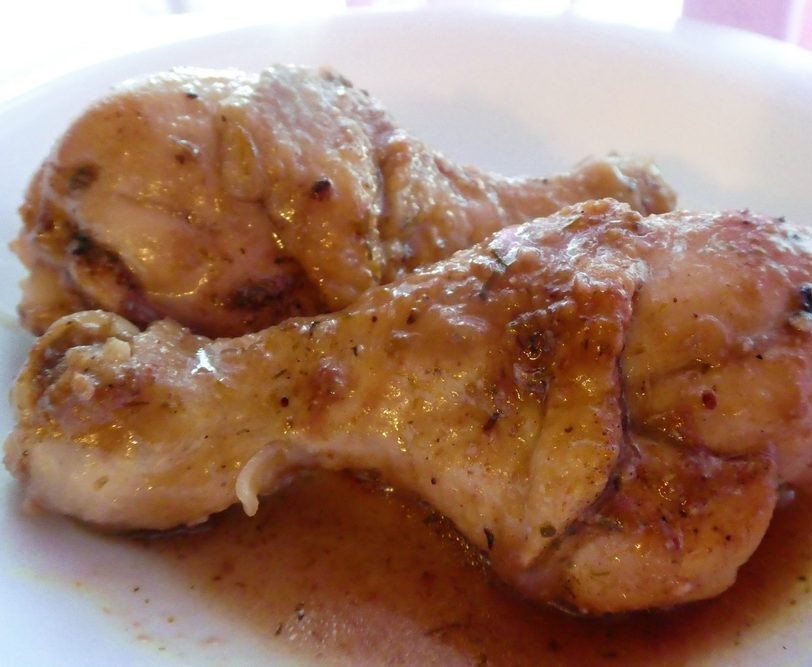 Мясо получается вкусным и нежным: готовим чесночные куриные голени по испански (рецепт)
