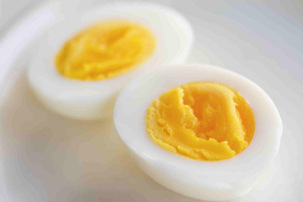 При варке яиц в воду добавляю две приправы: скорлупа 