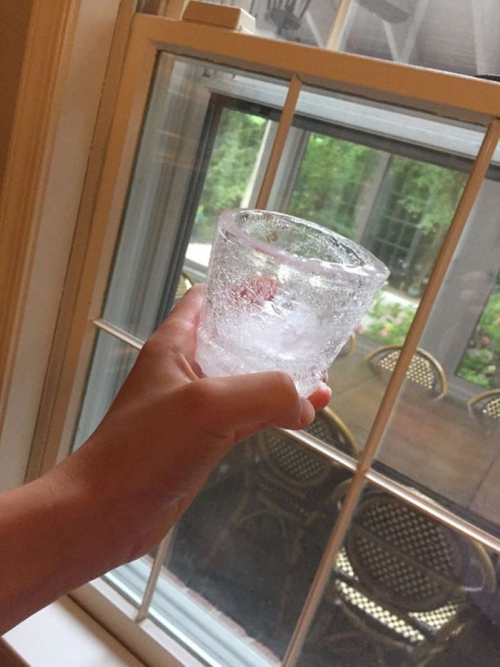 Беру два пластиковых стакана и делаю ледяной бокал. Хорошо выручает летом в жару