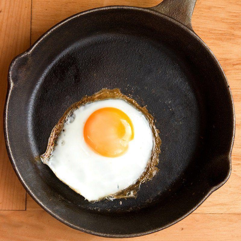 Использование чугунной сковородки. Самые распространенные ошибки при приготовлении яиц