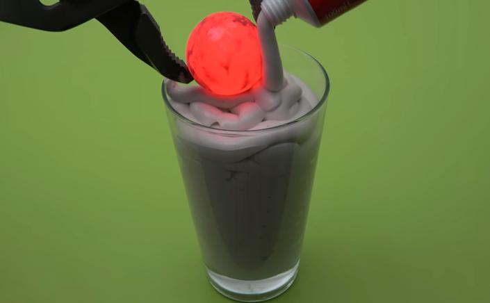 Раскаленный до 1000 градусов металлический шарик помещал в зубную пасту, шампунь и йогурт: что происходило (видео)