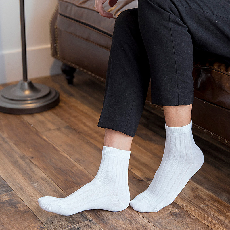 Белые носочки видео. Носки мужские. Белые носки. Белые носки мужские. Мужские ноги в носках.