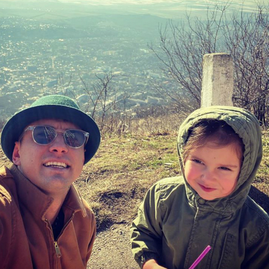 Павел Прилучный, который находится в самоизоляции с 7 летним Тимофеем и 3 летней Мией, выложил трогательные фото с детками