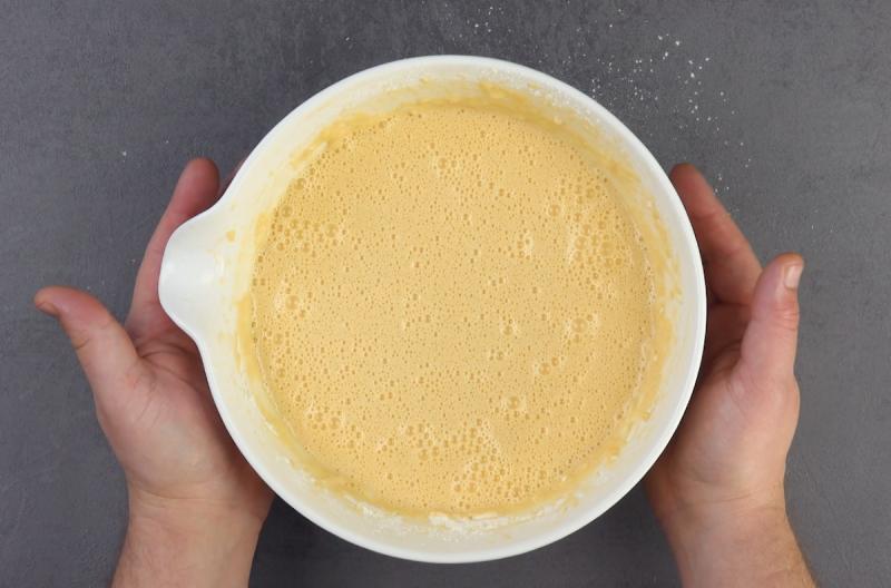 Высокий пирог из омлета, которым можно накормить большую семью: каждый слой – разная начинка