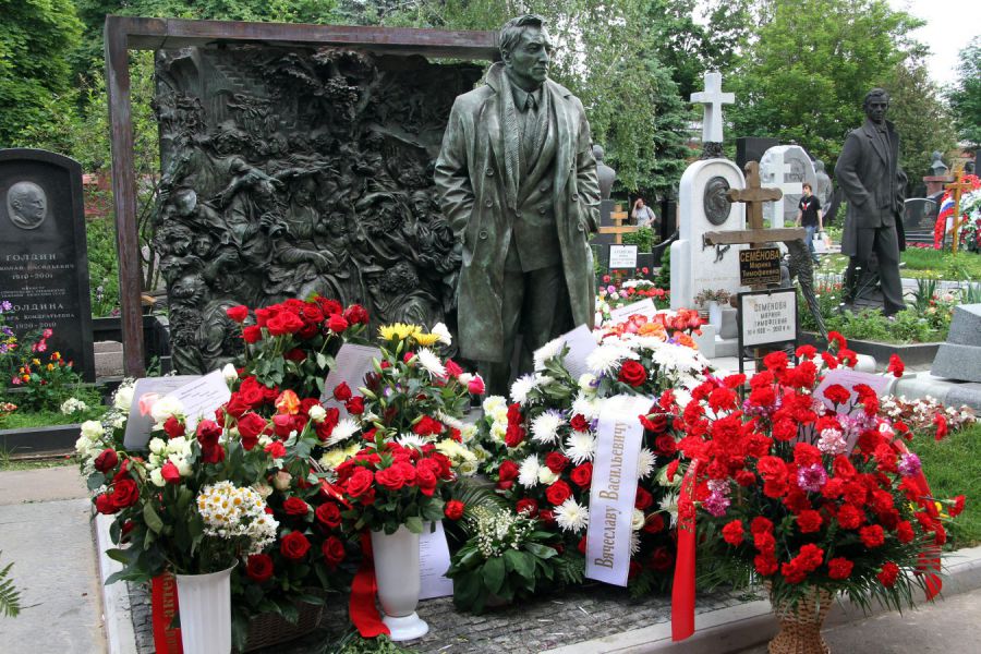 На могиле Вячеслава Тихонова стоит одно из самых дорогих надгробий Новодевичьего кладбища: как сегодня выглядит место, где в 2009 году был похоронен Штирлиц