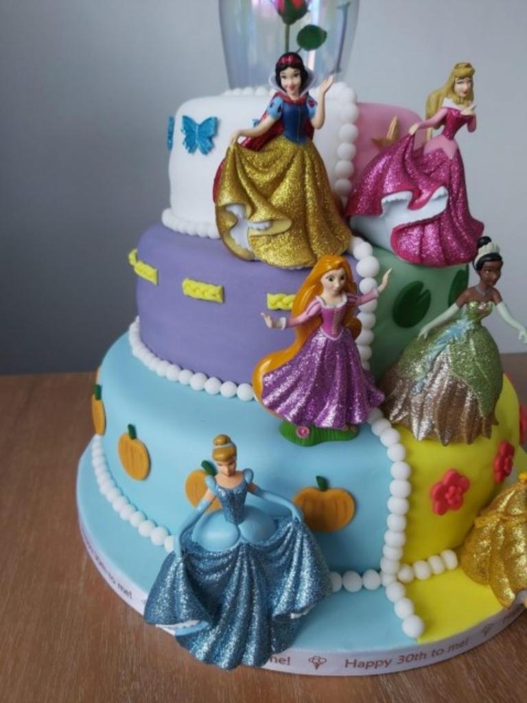 Мечта о праздновании дня рождения в Диснейленде не исполнилась, но девушка решила сама сделать себе праздник и создала тематический торт