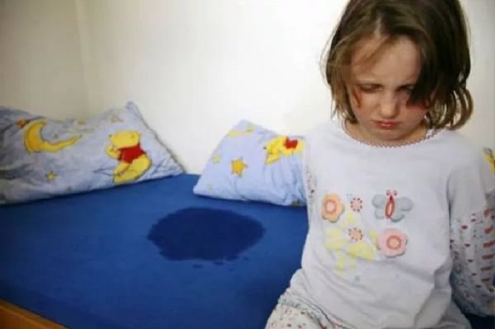 Сообразительная мама раскрыла свой хитрый трюк: как менять мокрые простыни детей за 1 минуту