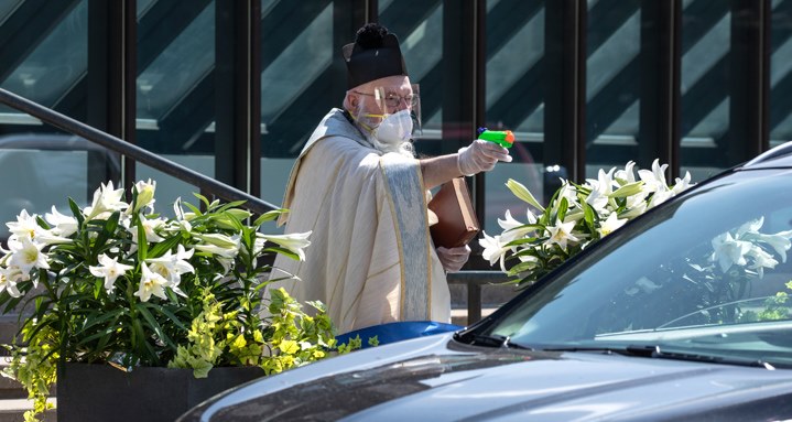 Детройт: священник использует детский пистолет со святой водой, чтобы дистанционно благословить прихожан