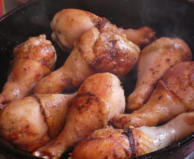 Рецепты вкусной курицы в мультиварке. Вареные куриные ножки. Куриные голени в мультиварке. Жареная курица в мультиварке. Голяшки куриные.