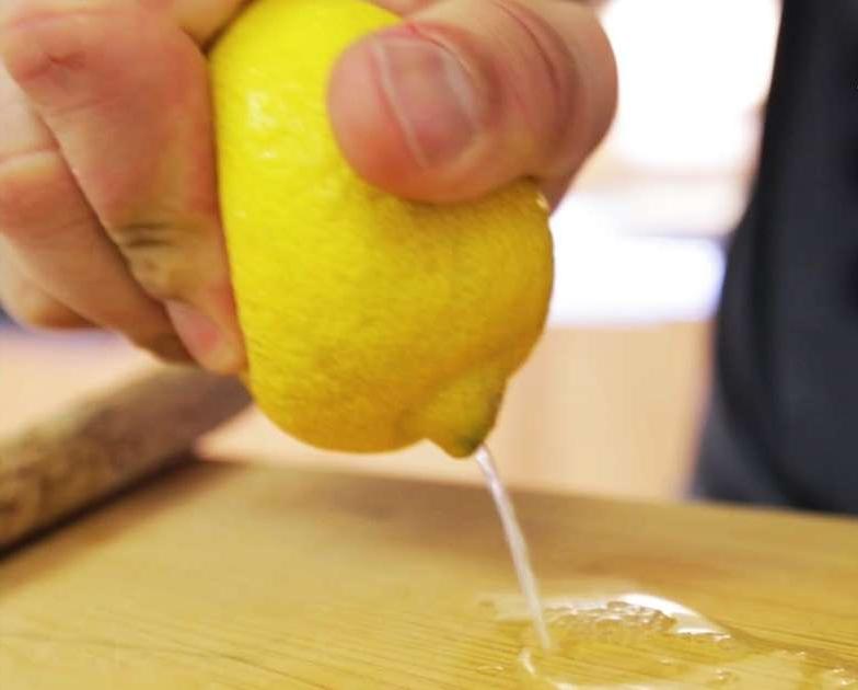 Увидела, как подруга выжимает лимон без брызг и разрезов: способ со шпажкой гениален