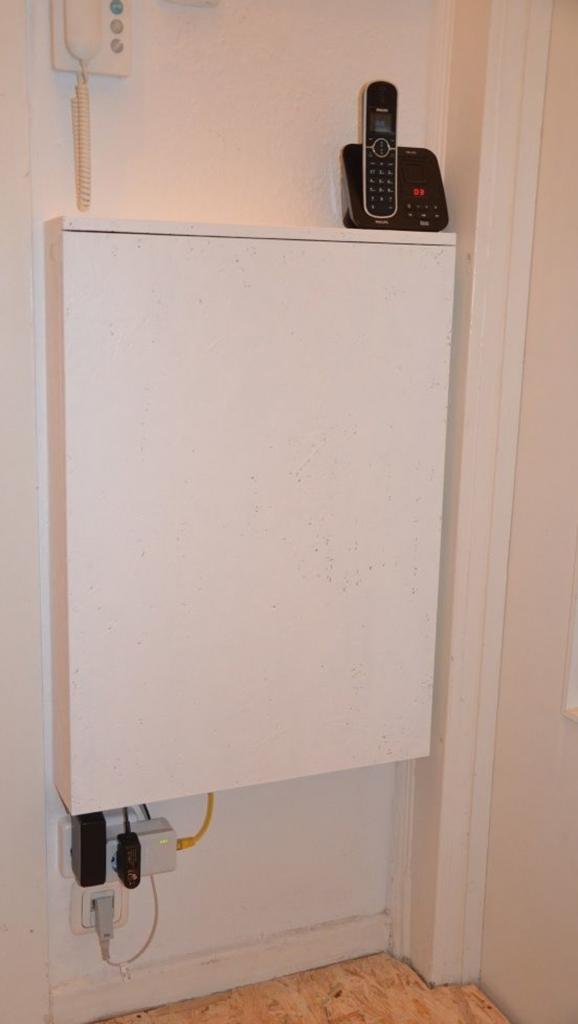 Не знали, как спрятать роутер, и сделали для него компактный, удобный шкафчик: он хорошо подходит для нашего маленького коридора