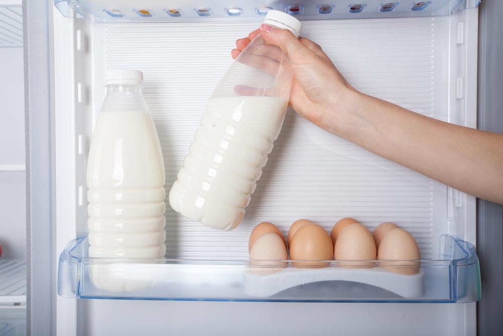 Всю жизнь ставила яйца и молоко в дверцу холодильника. Оказалось, нельзя. 5 продуктов, которые мы храним неправильно.