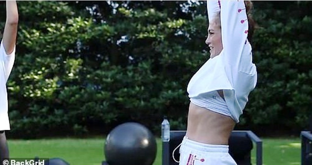 Жених Дженнифер Лопес обнародовал фото со спортивной тренировки возлюбленной: 50-летняя актриса демонстрирует отличную фигуру