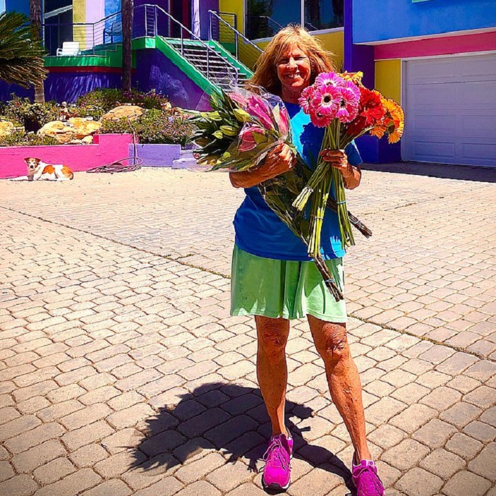 Пожилая женщина покрасила свой дом всеми цветами радуги, но не все соседи оценили это (фото)