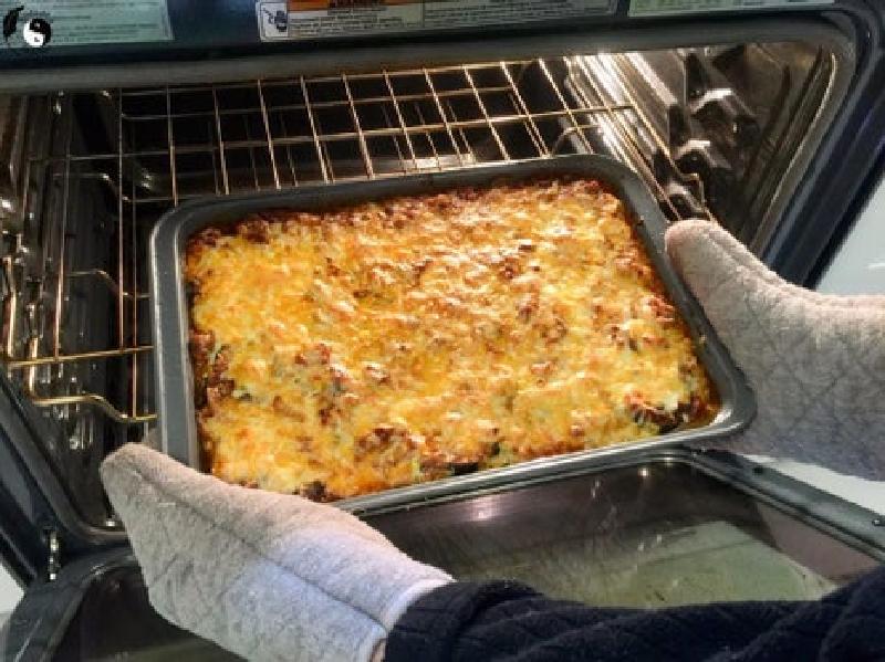 Лазанья в духовке фото. Lasagna в духовке. Лазанья в духовке. Лазанья на противне в духовке. Противень для лазаньи.