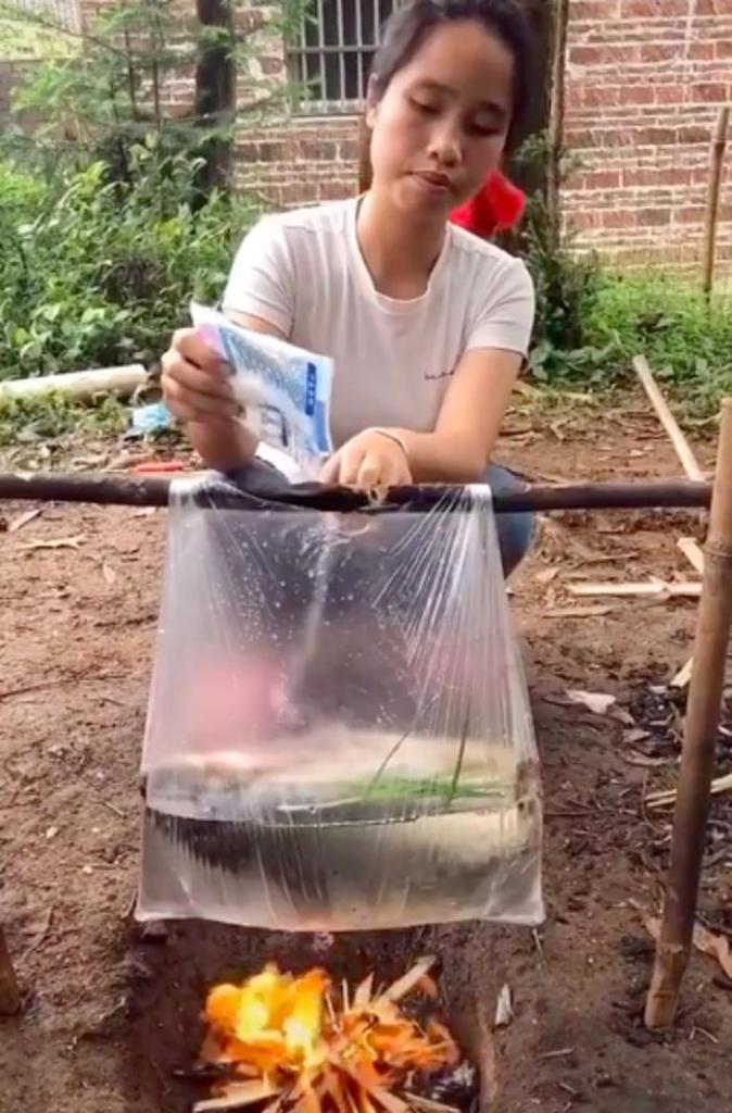 Девушка приготовила рыбу в полиэтиленовом пакете на открытом огне и прославилась на весь интернет