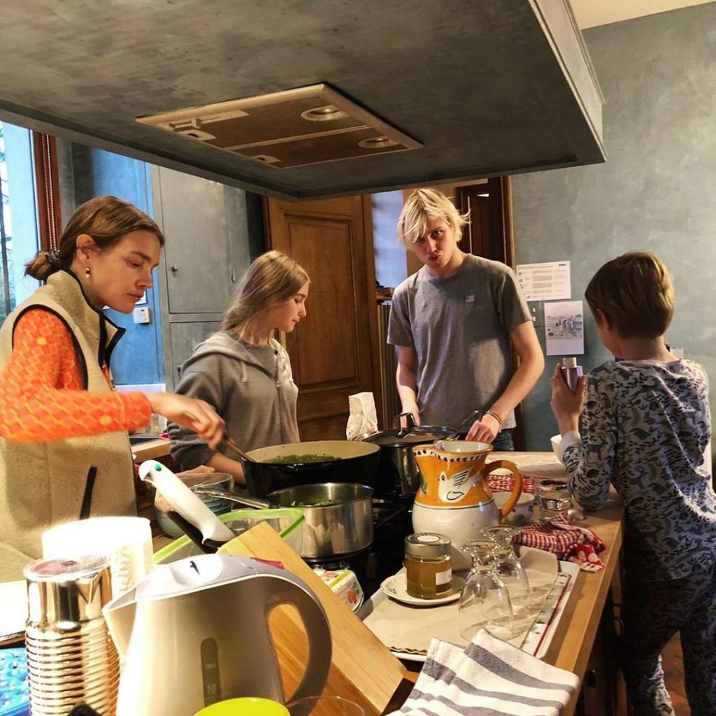 «Приходится готовить на 10 человек!»: Наталья Водянова рассказала, как стала настоящим поваром на карантине
