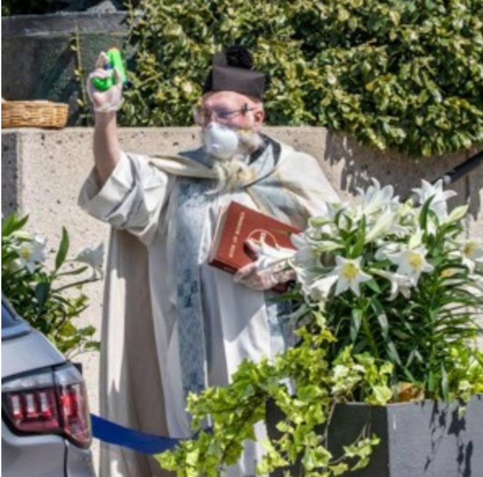 Благословение прихожан с помощью водяного пистолета: священник-новатор соблюдает традиции и при короновирусе
