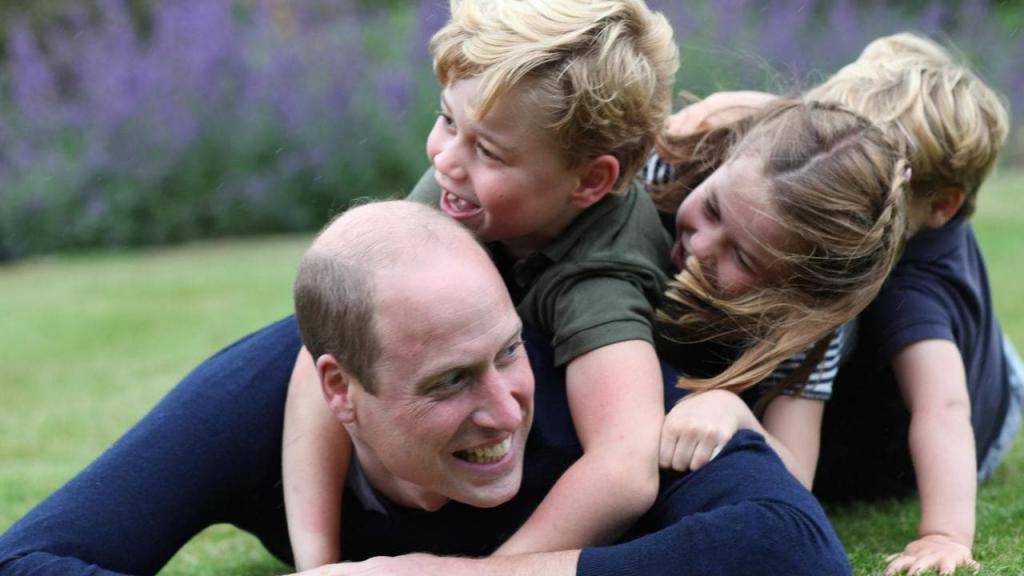21 июня Уильяму исполнилось 38 лет: принц поделился редкой, но очаровательной фотографией своих детей, сделанной во время домашней изоляции