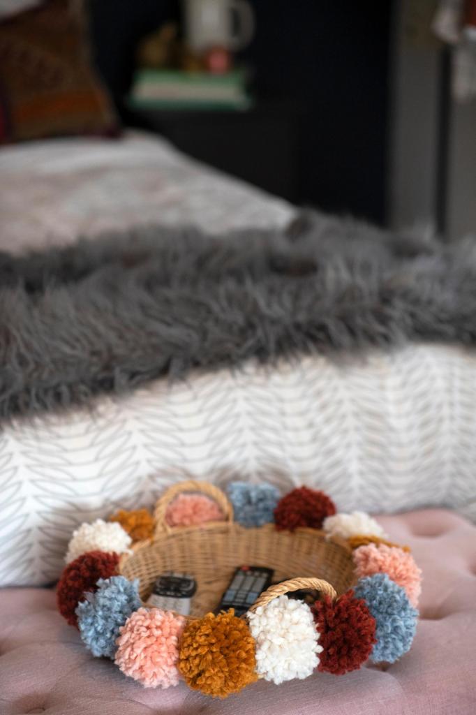 Часто использую в интерьере плетеные корзины и сама украшаю их: 3 простых способа сделать их необычными и оригинальными