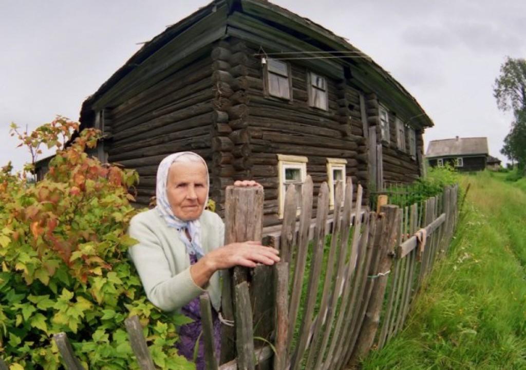 Для отопления дома бабушка решила. Бабушка в деревенском доме. Старушка в деревне. Деревенский домик у бабушки. Фотосессия в деревенском доме.