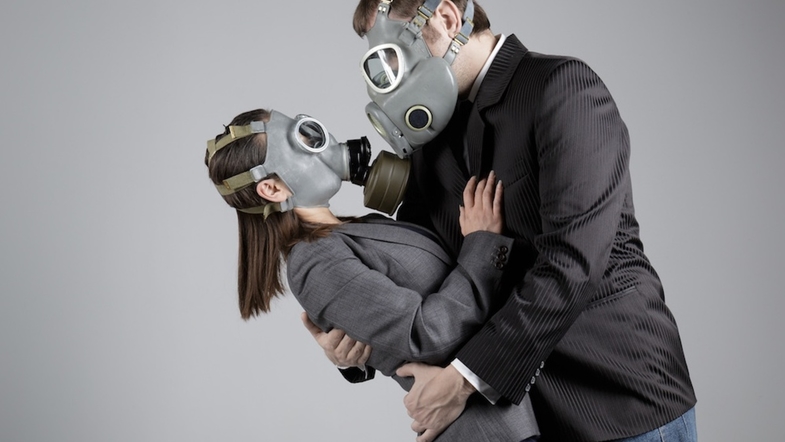 Ношение масок нарушает привычный контакт с окружающими людьми: одни говорят, что можно общаться с помощью бровей, другие создают прозрачные маски